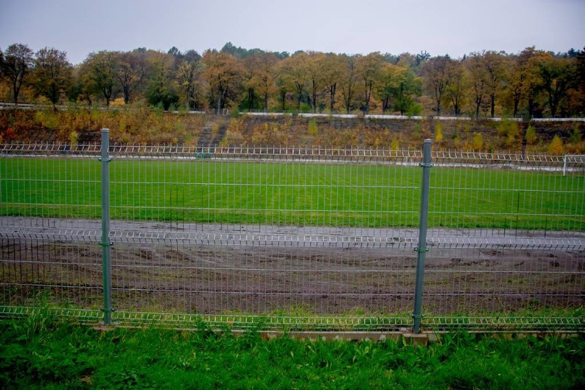 Stadion na Nowym Mieście ma przejść rewitalizację, ale nie tak jak chcą kibice [ZDJĘCIA I FILM]