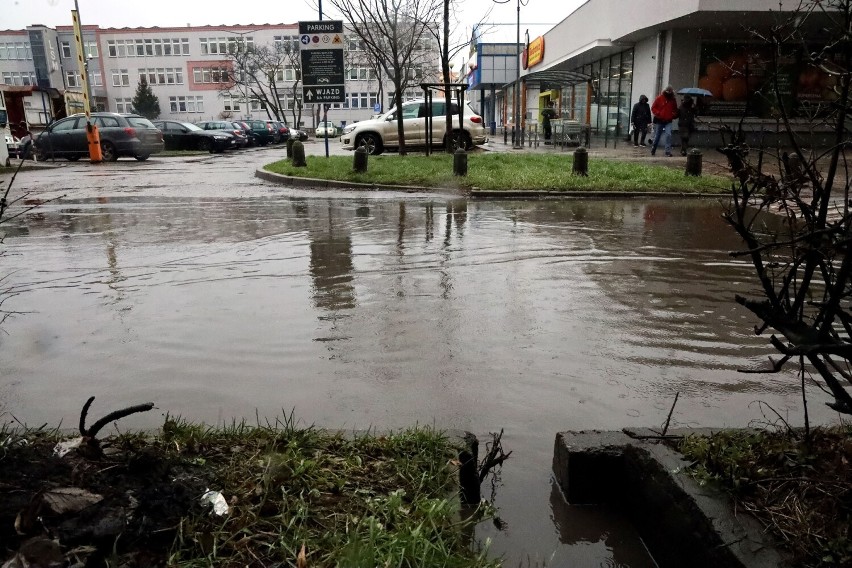 Kiedy tylko pada deszcz powstaje największa kałuża w Legnicy, zobaczcie zdjęcia