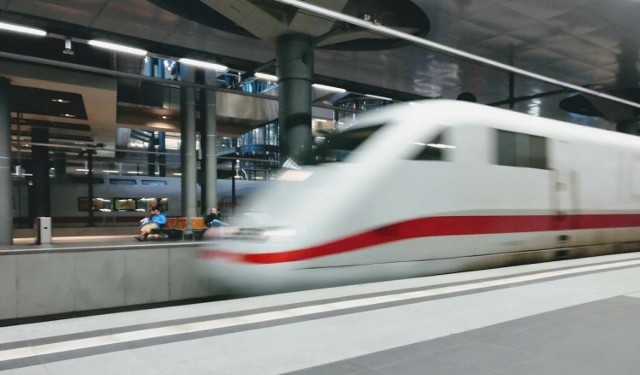 Konsorcjum BBF – IDOM Inżynieria, Architektura i Doradztwo przygotuje projekt budowy linii "Y" kolei dużych prędkości pomiędzy Poznaniem a Sieradzem. Wykonawca będzie miał 38 miesięcy na prace projektowe. Wartość dwóch umów to 230 mln zł.