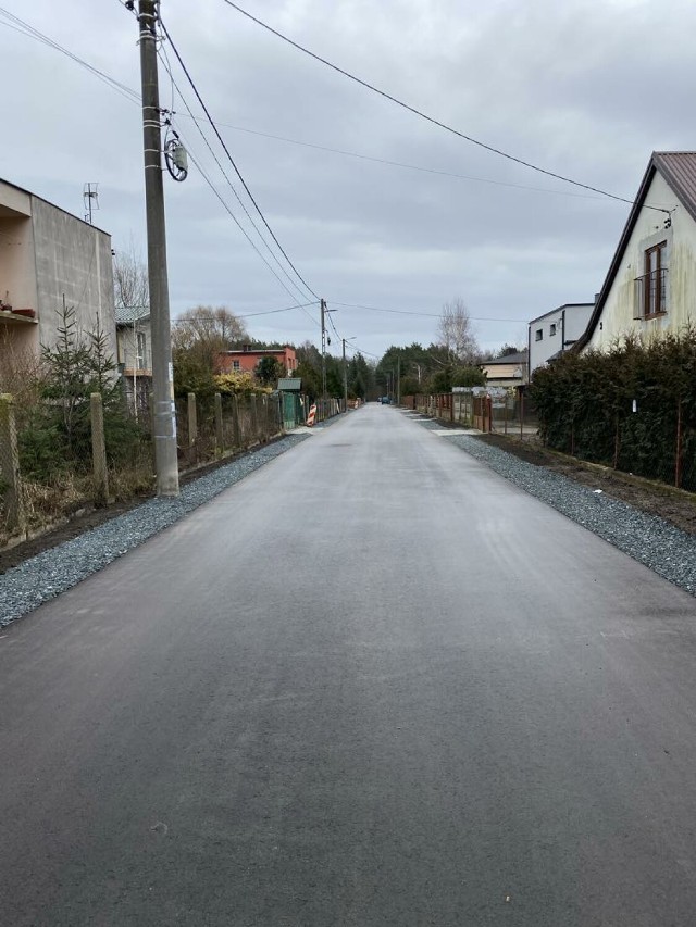 Kolejne drogi w Zduńskiej Woli zyskały nową nawierzchnię. Do mapy wyremontowanych dróg dołączyły ulice Poziomkowa, Jagodowa i Jałowcowa. Niedługo będą modernizowane kolejne trakty.