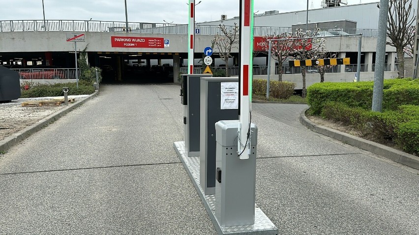 Galeria Rondo w Bochni wprowadza opłaty za parkowanie, system szlabanowy jest na etapie testowania. Zobacz zdjęcia i wideo
