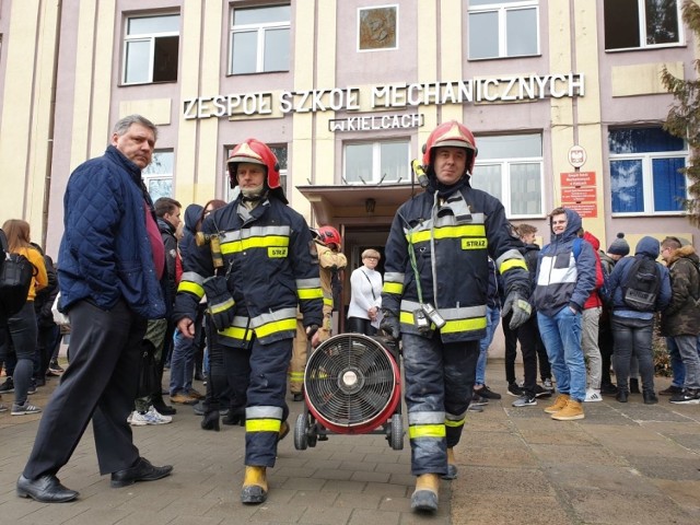 Groźnie brzmiał sygnał o dymie i ogniu w kieleckim "Mechaniku" przy ulicy Jagiellońskiej. Na szczęście okazało się, że doszło do pożaru jednej z szafek na zapleczu szkoły. Dla pewności dyrekcja szkoły zdecydowała o ewakuacji uczniów. 



ZOBACZ NA KOLEJNYCH SLAJDACH>>> 

POLECAMY RÓWNIEŻ:
Ile kosztuje wychowanie dziecka w Polsce?
