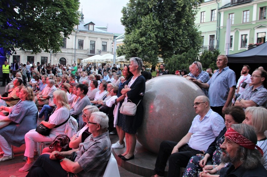 Koncert Adama Struga wraz z zespołem na zamojskim Rynku...