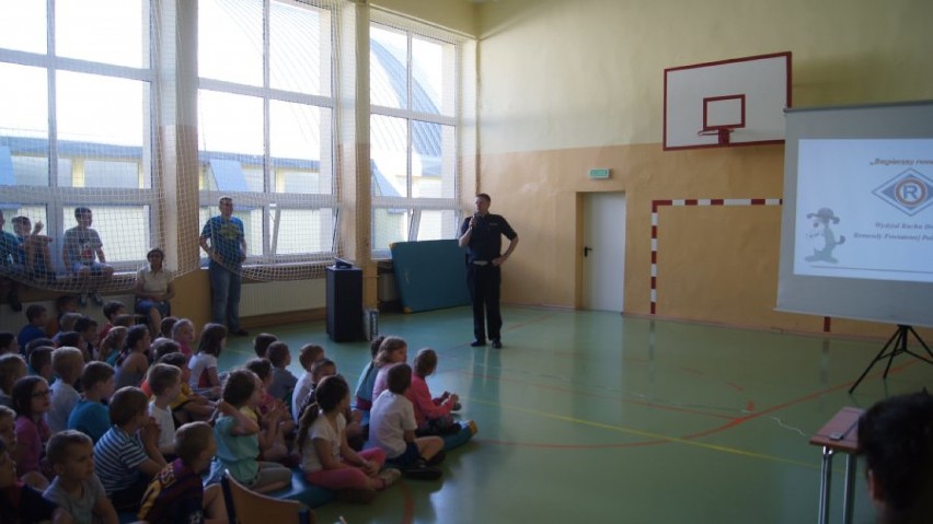 Policjant w szkole w Pietrowicach Wielkich