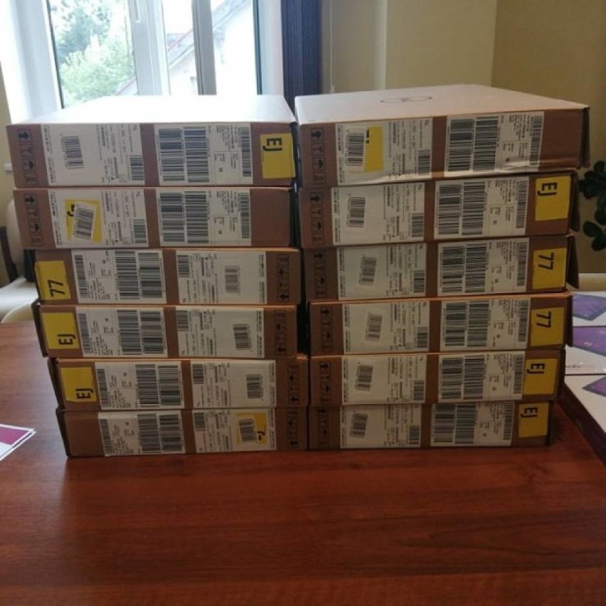 Prawie 60 tys. złotych na laptopy dla uczniów ze Sztutowa. Szkoła Podstawowa po raz kolejny otrzymała sprzęt