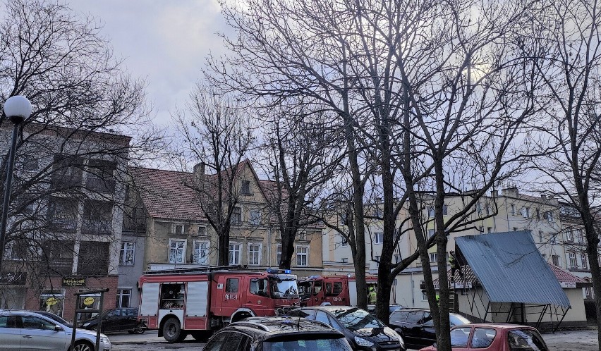 Malbork. Wichura zniszczyła śmietnik przy Sienkiewicza. Nie obyło się bez interwencji strażaków. Pogoda nadal jest groźna