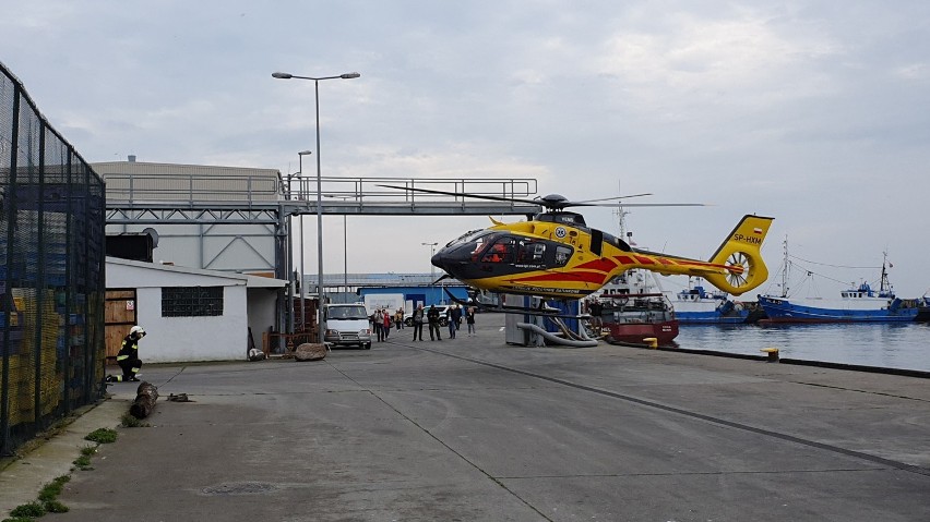 Śmigłowiec LPR lądował w porcie rybackim  Hel. Akcję zabezpieczali strażacy OSP Hel