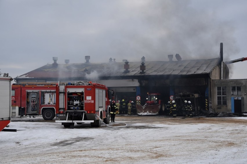 Pożar w hali garażowej MZK Wejherowo. Na miejscu działało 14 zastępów straży pożarnej| ZDJĘCIA