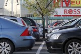 Złodzieje na parkingach przed sklepami - takie metody stosują złodzieje samochodów