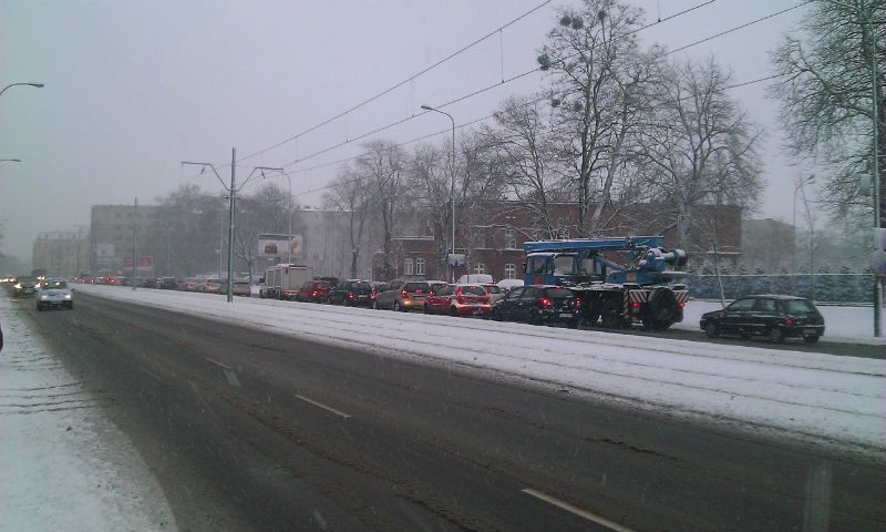 Poznański raport poranny: Spadł śnieg - są kolizje i wypadki