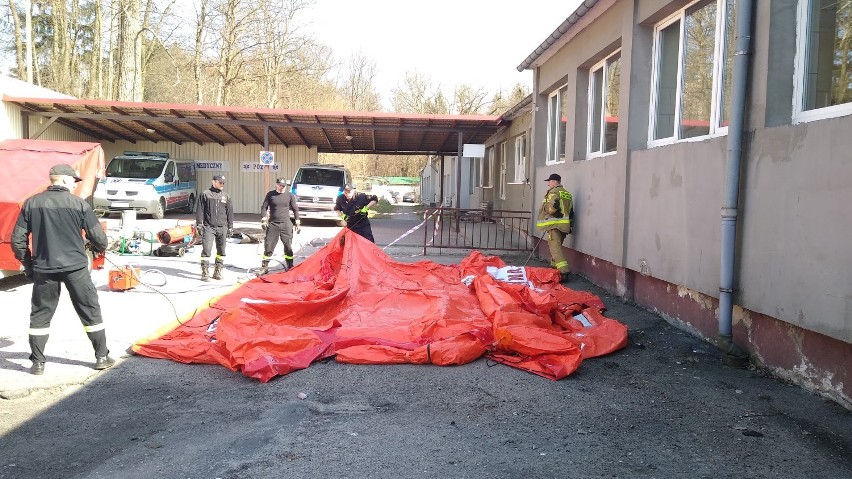 Przy szpitalu w Miastku strażacy z Miastka i Słupska rozstawili polową izbę przyjęć (zdjęcia+wideo)