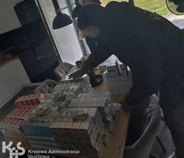 Funkcjonariusze Krajowej Administracji Skarbowej podczas kontroli na bydgoskim targowisku znaleźli ponad 2,3 tys. paczek papierosów bez polskich znaków akcyzy. 