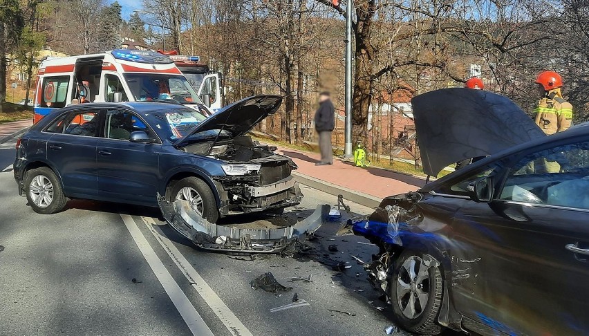 Groźny wypadek w centrum Krynicy-Zdroju. Trzy auta rozbite. Jedna osoba w szpitalu [ZDJĘCIA]