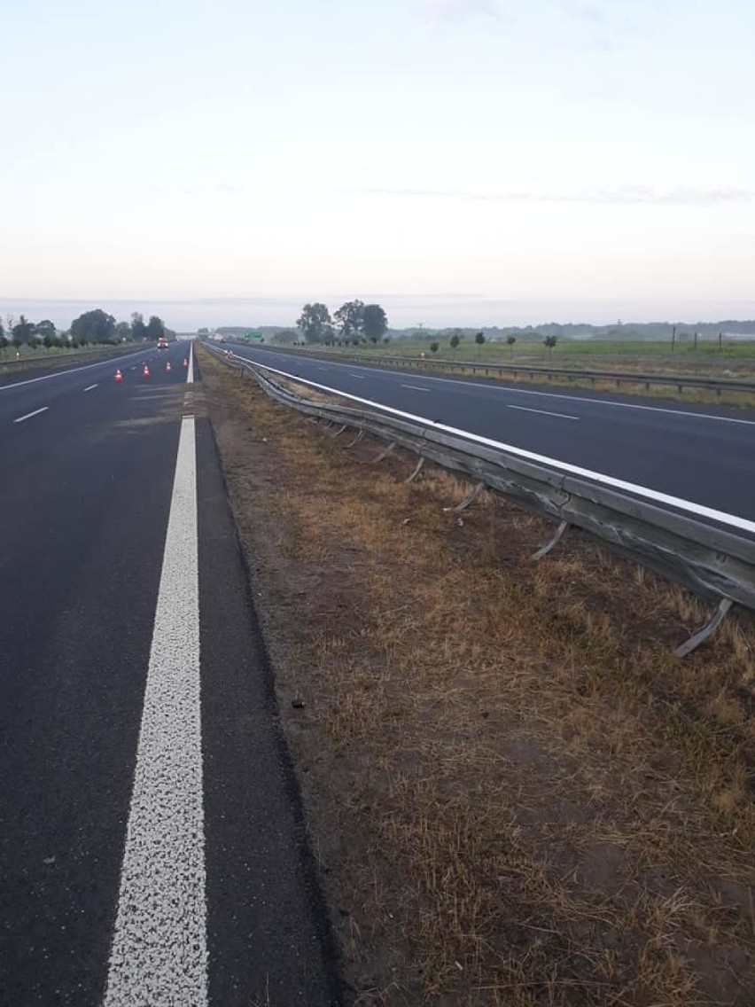 Samochód ciężarowy uderzył w barierki pomiędzy węzłami...