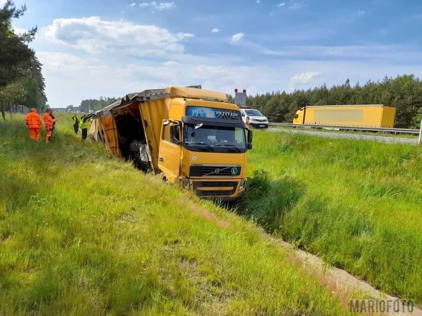 Ciężarówka wypadła z autostrady pod Opolem.