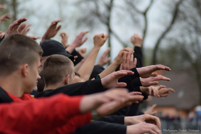 Derby zawsze rządzą się swoimi prawami, a w tym żarskim towarzyszą szczególne emocje. Tym razem mecz będą mogli oglądać kibice obu drużyn