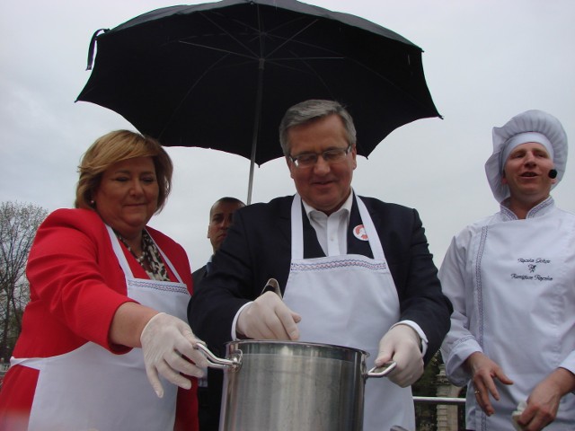 Prezydent Komorowski gotował śląski żur w Parku Śląskim