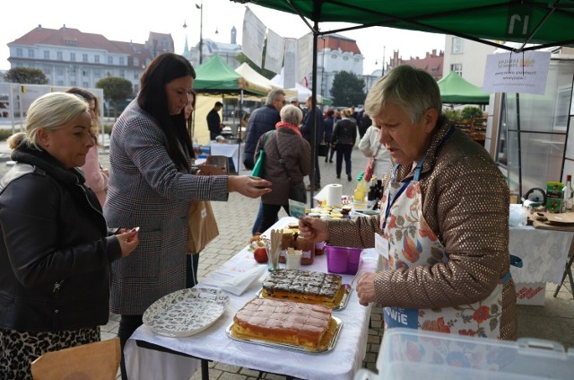 U części pasja zrodziła się dopiero niedawno, ale niektórzy z tych wyjątkowych gospodarzy od lat kultywują rodzinne, wielopokoleniowe tradycje. Jedni stawiają na klasykę i sprawdzone metody, drudzy cały czas szukają tego jednego smaku i nie boją się eksperymentować. Ale jedno ich łączy: pasja i misja, by lokalna żywność była pyszna i zdrowa.