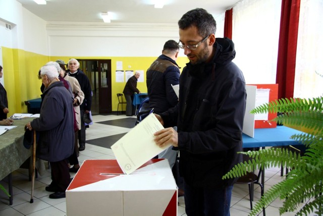 Takich urn wyborczych już nie wolno używać. Od połowy ubiegłego roku obowiązują urny przezroczyste.