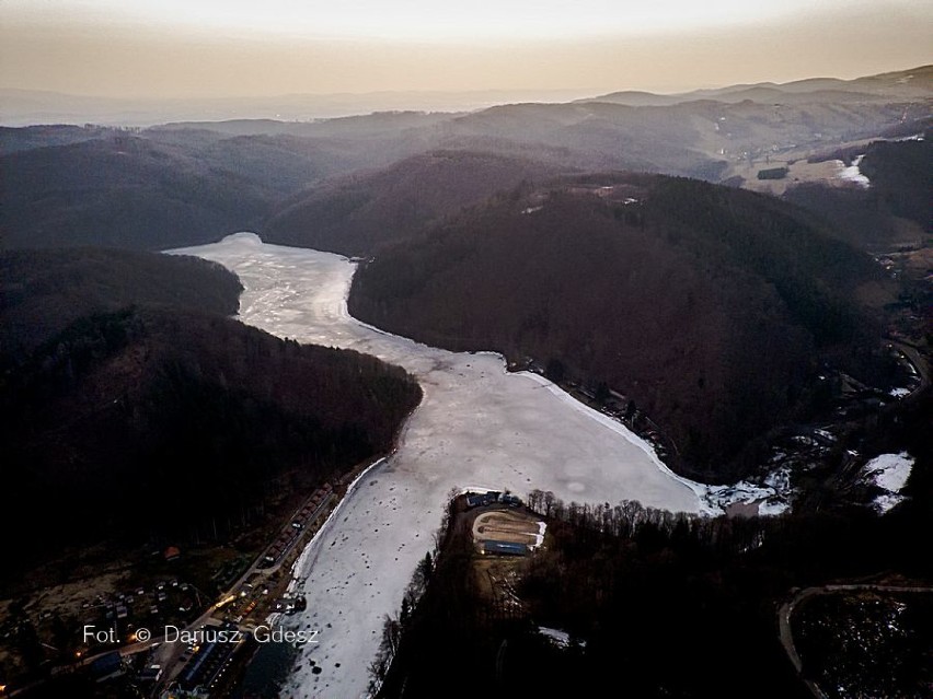 Zamek Grodno i jezioro Bystrzyckie widziane z drona. Wyjątkowe zdjęcia!