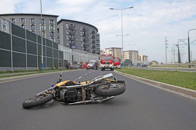 Wypadek na ul. Bobrzyńskiego na Ruczaju w Krakowie. Zginął 31-letni motocyklista.