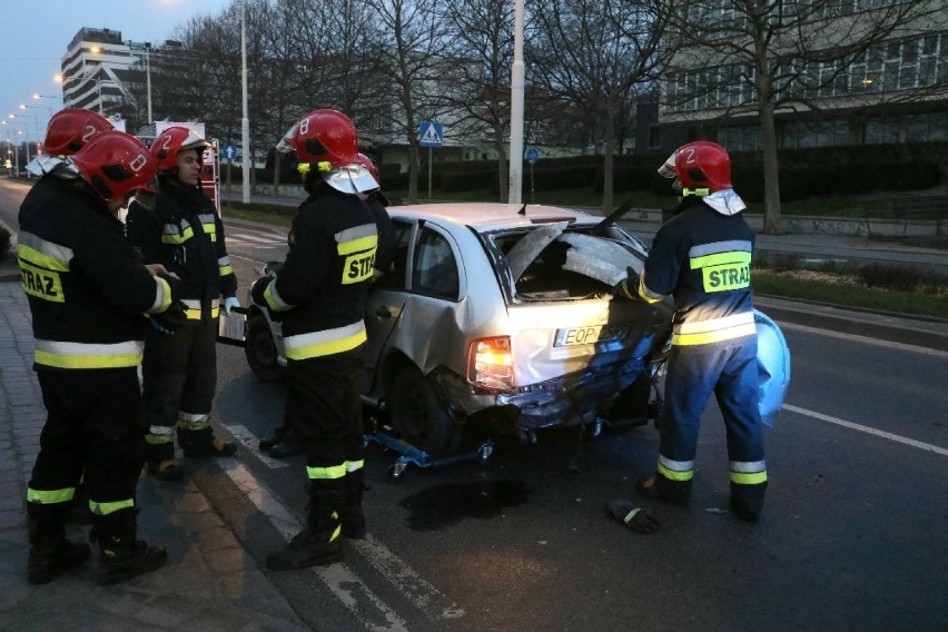 Wypadek na pl. Grunwaldzkim. Pijany kierowca próbował uciec autobusem! [ZDJĘCIA]