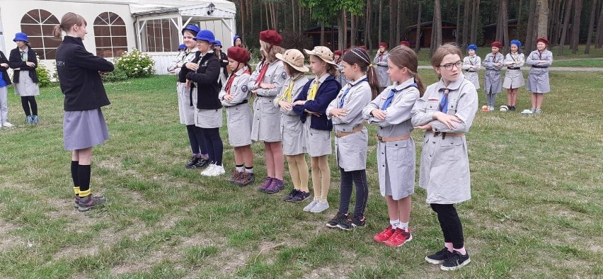 Dziewczęta z 1. Inowrocławskiej Gromady Zuchenek "Strażniczki Solnej Krainy" ZHR wypoczywają na koloniach w Samociążku
