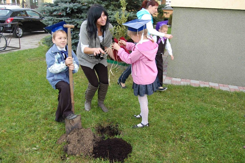 Człuchów. Ślubowanie pierwszoklasistów ze Szkoły Podstawowej nr 1. W 7 klasach jest ich 165 dzieci