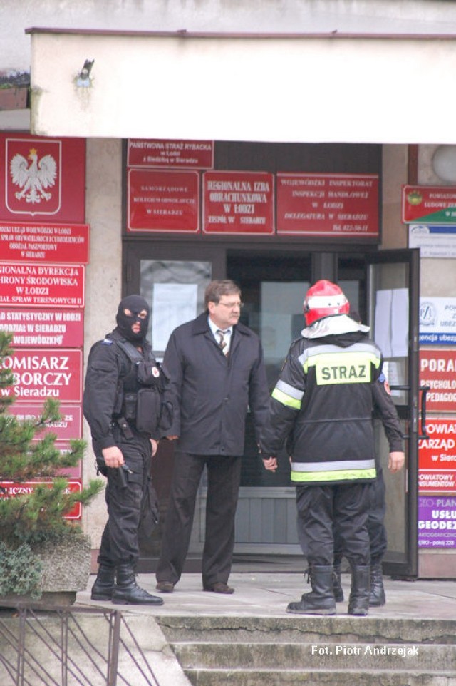 Starosta Dariusz Olejnik przekazuje informacje pirotechnikom i dowodzącemu akcją z ramienia PSP. Fot. Piotr Andrzejak