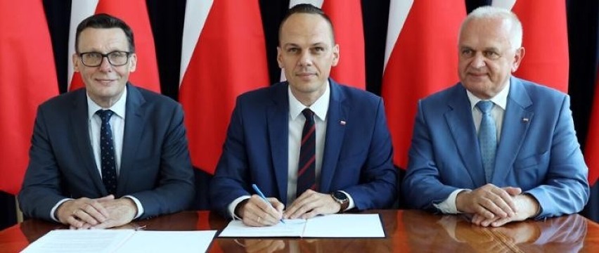 Umowę podpisał sekretarz stanu w ministerstwie...