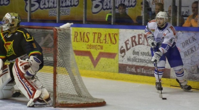 Kamil Kalinowski (w białej koszulce) liczy na zdobycz bramkową w ważnym dla niego meczu w Katowicach przeciwko miejscowemu GKS, którego barwy reprezentował w poprzednim sezonie w hokejowej ekstraklasie.