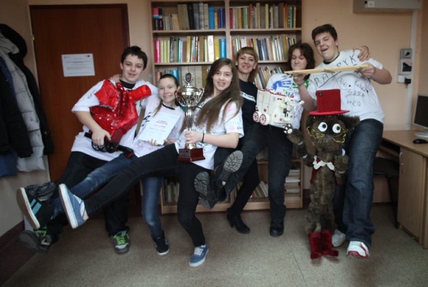 To pierwszy sukces drużyny z Tarnowa Opolskiego. Na zdjęciu (od lewej): Mateusz Jamiński, Sara Muc, Agata Kuźma, Marzanna Kuźma (trenerka), Jakub Tatina i Patryk Wieszołek.