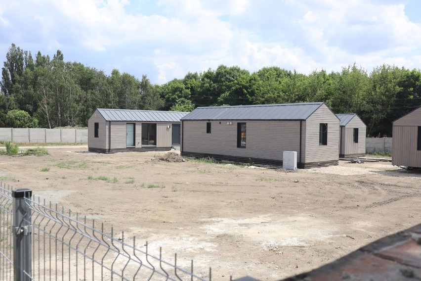 Osiedle domków dla uchodźców według pomysłu abp Rysia jest już kompletne. Zobacz zdjęcia