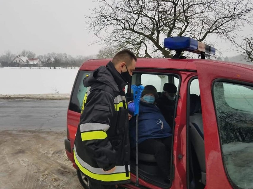 Strażacy z Goleniowa i okolic organizują dowozy do punktów szczepień przeciw COVID-19