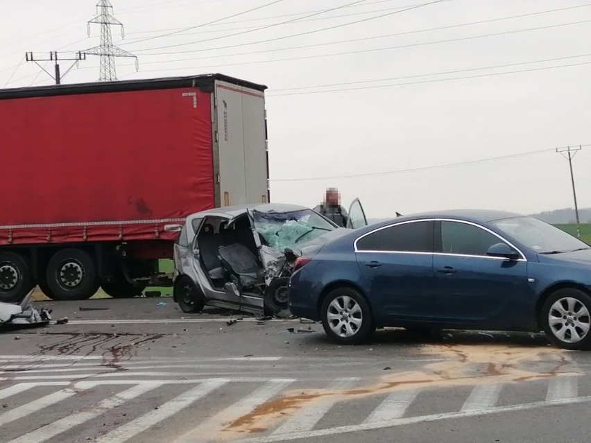 Głogów: Poważny wypadek na skrzyżowaniu Wojska Polskiego i Piłsudskiego. [AKTUALIZACJA]  ZDJĘCIA