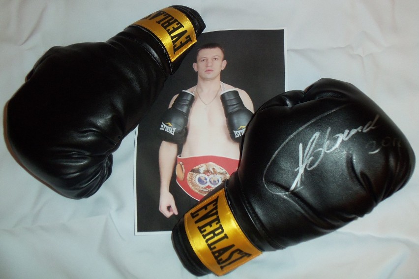 Rękawice bokserskie z podpisem Tomasza Adamka