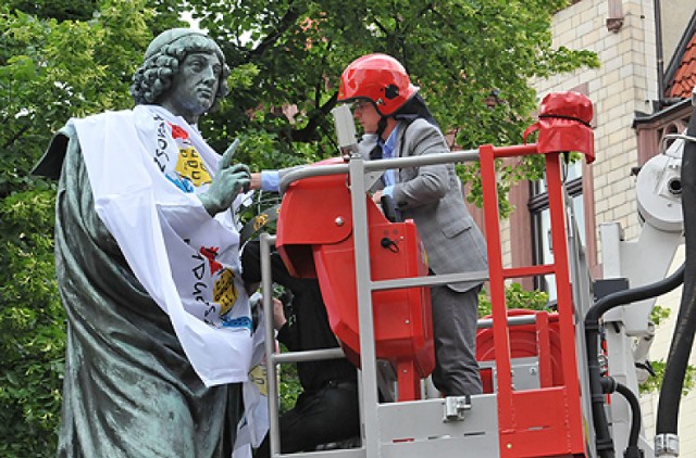 Toruń: Kopernik w bydgoskiej koszulce [ZDJĘCIA]