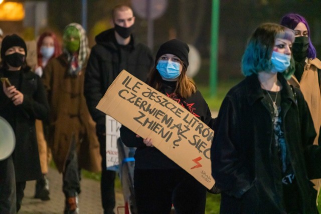 Strajk Kobiet w Nowym Sączu 21.11.  Kliknij w przycisk "zobacz galerię" i przesuwaj zdjęcia w prawo - naciśnij strzałkę lub przycisk NASTĘPNE.