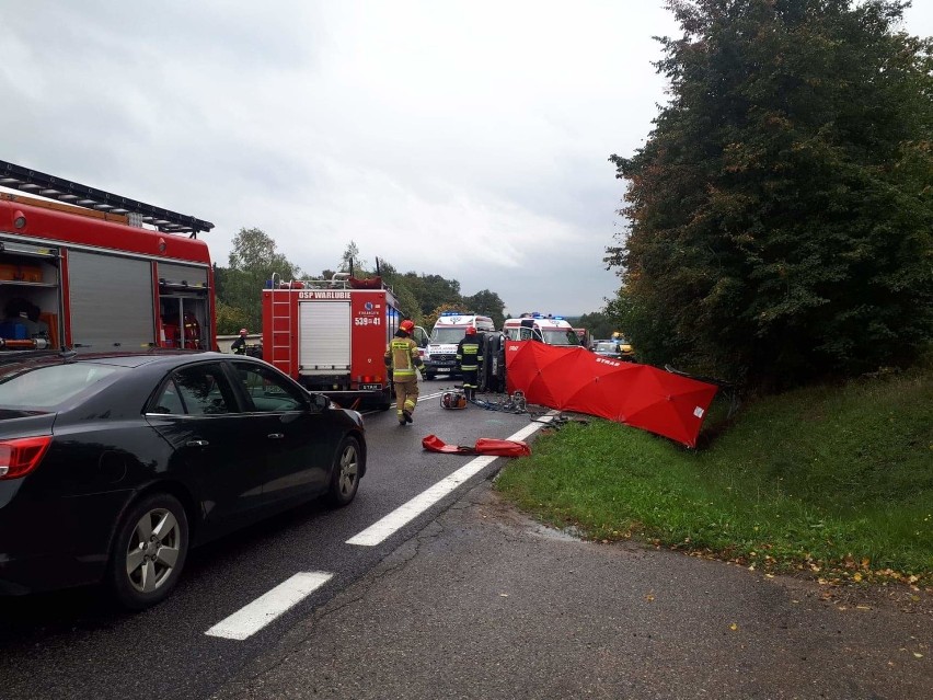 Tragiczny wypadek w Bzowie. Nie żyją dwie osoby, jedna jest ranna