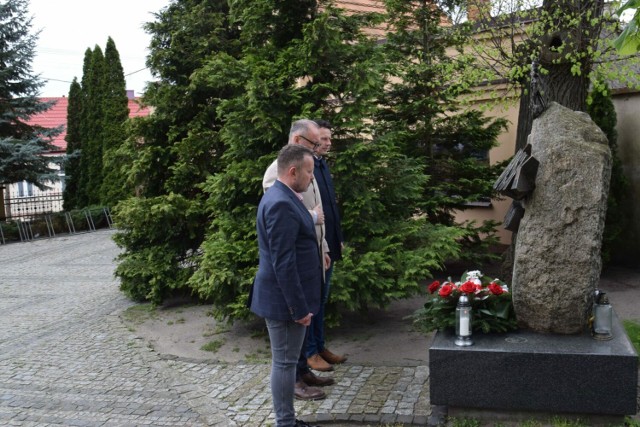 Dziś, 10 kwietnia  mija czternaście lat od katastrofy smoleńskiej. W całej Polsce odbywają się uroczystości z tej okazji. W Zduńskiej Woli rocznicę symbolicznie uczcili przedstawiciele władz miasta i powiatu składając kwiaty przed pomnikiem Ofiar Katastrofy Smoleńskiej na terenie Bazyliki.
