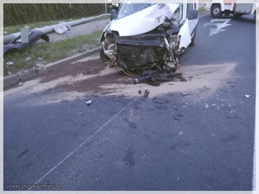 Groźny wypadek w Gaju Wielkim. Samochód na latarni