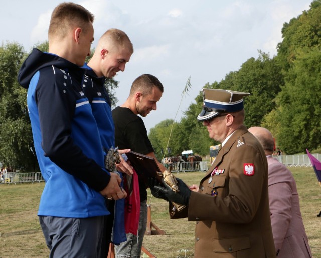 Na Błoniach Nadwiślańskich w Grudziądzu wręczono nagrody zwycięzcom IV Biegu Ułańskiego w Grudziądzu