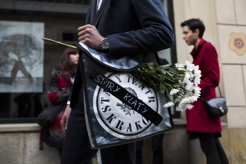 Tłumy krakowian na "Weselu". Ostatni spektakl Klaty w Starym [ZDJĘCIA]