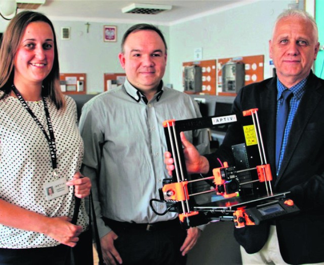 Walenty Szarek, dyrektor „Elektryka” (z prawej) jest bardzo zadowolony z nowego nabytku, czyli nowoczesnej drukarki 3D