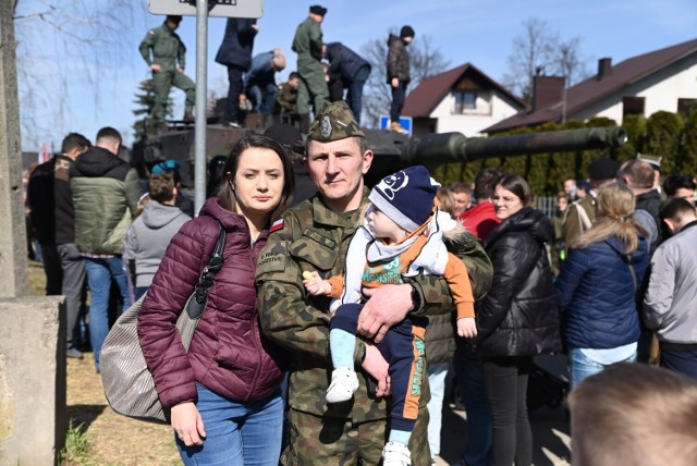 Służba w wojsku wraca do łask. Zainteresowanie pracą w armii ale także ochotniczą służbą jest ogromne