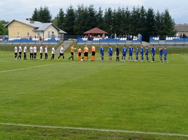 Tempo Nienaszów (niebieskie stroje) zremisowało z Zamczyskiem Odrzykoń 0-0. Powitanie obu drużyn przed meczem