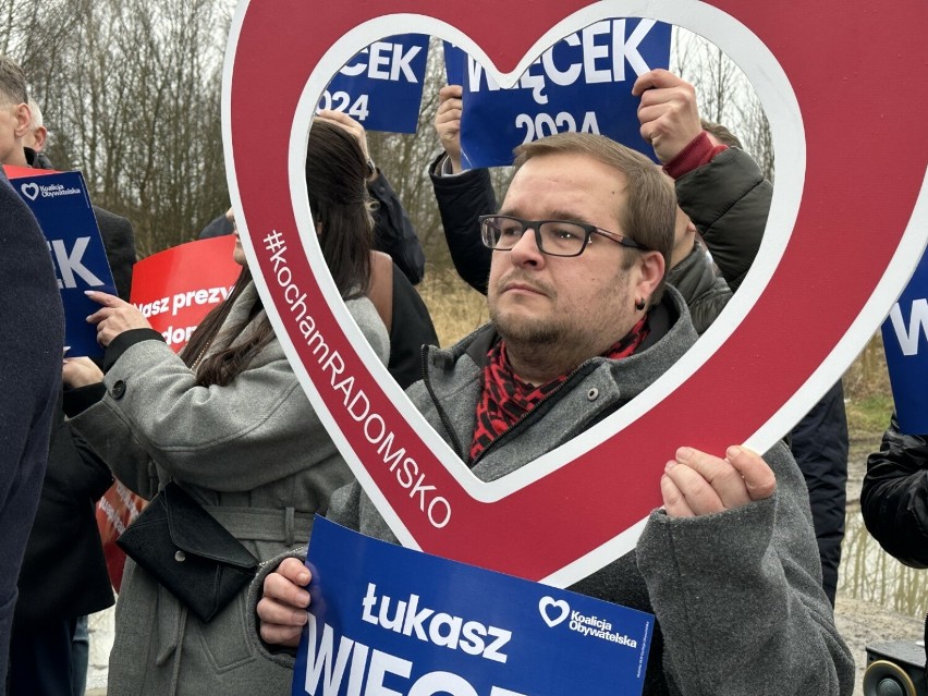 Wiceminister Cezary Tomczyk w Radomsku. Popiera Łukasza Więcka na prezydenta i zapowiada dokończenie budowy obwodnicy