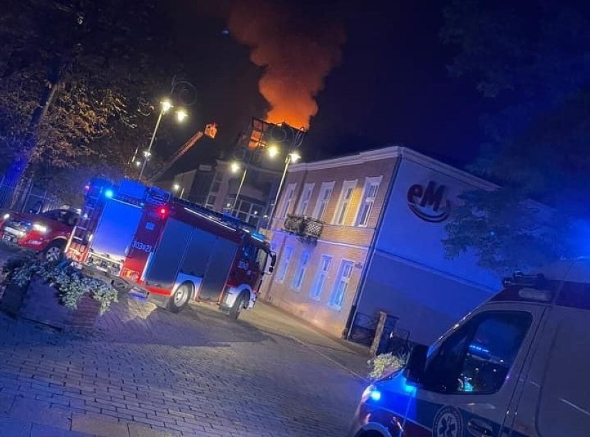 Potężny pożar kamienicy w centrum Kielc. W akcji 11 zastępów straży pożarnej. Zobacz zdjęcia