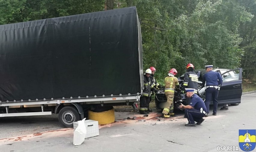 Kolizja na ul. Gniewowskiej w Redzie. Dostawczak zderzył się z osobówką |FOTO