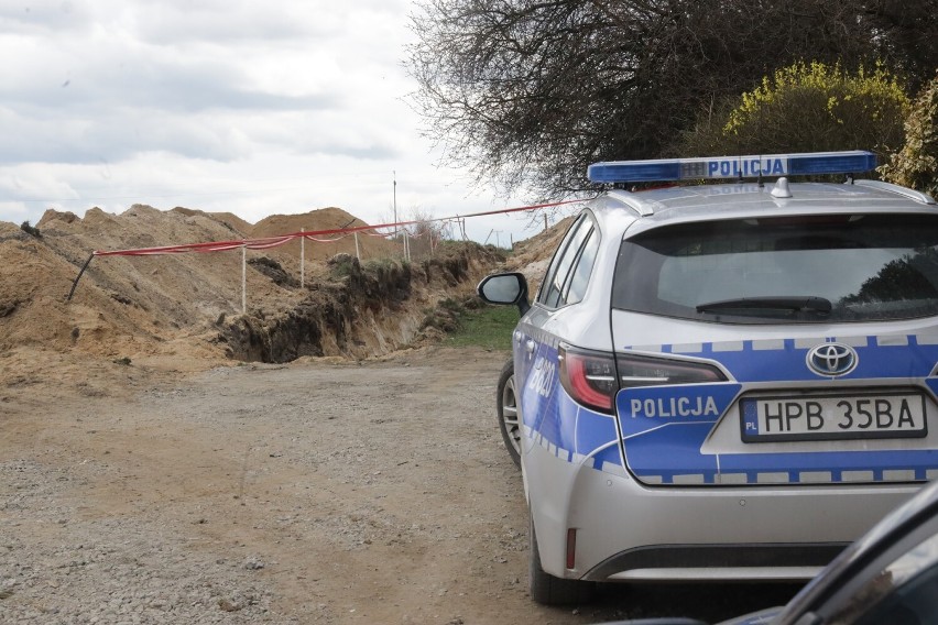 Ludzkie kości w Ulesiu koło Legnicy. Znalazł je operator koparki. Na miejscu jest policja